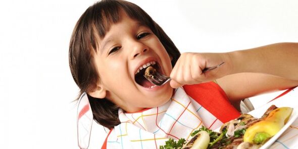 dijete jede povrće na dijeti s pankreatitisom
