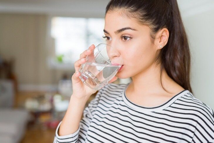 Redovita konzumacija čiste vode ključ je uspješnog mršavljenja od 10 kg u mjesec dana. 
